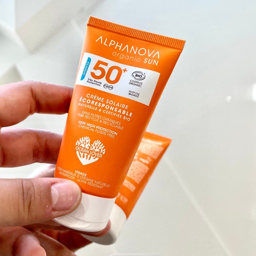 ВОДОНЕПРОНИЦАЕМЫЙ солнцезащитный крем с фильтром SPF50+.