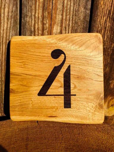 Numery na dom, deska z numerem