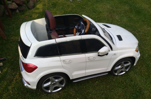 Автомобиль Mercedes GL63, прекрасно воспроизведенный 12В