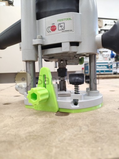 Устройство, удерживающее фрезерный станок Festool в горизонтальном положении.