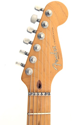 Fender Stratocaster Plus deluxe 1997 Sunburst — профессиональный инструмент 27-летней давности