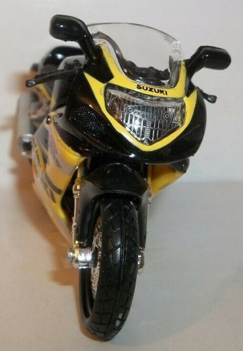 SUZUKI GSX R600 на стенде модель 1:18 Maisto