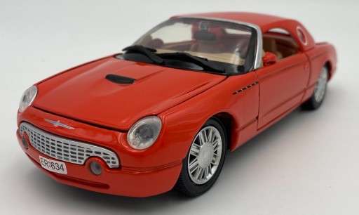 Ford THUNDERBIRD год выпуска 2002 1:24 Motormax 79853 красный JAMES BOND