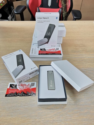 Безопасный аппаратный кошелек LEDGER NANO X ETH DOGE XRP + монета BTC