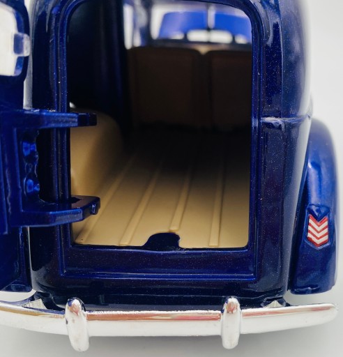 Ford Sedan Delivery 1940 1:24 Motormax 73250 темно-синий