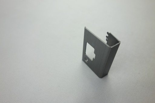 Крышка разъема ПРАВЫЙ шарнир Dell Latitude E5570