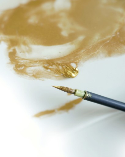 Рисунок каллиграфии сконцентрирована в пасте из пасты Kuretake Gold Mica Paste