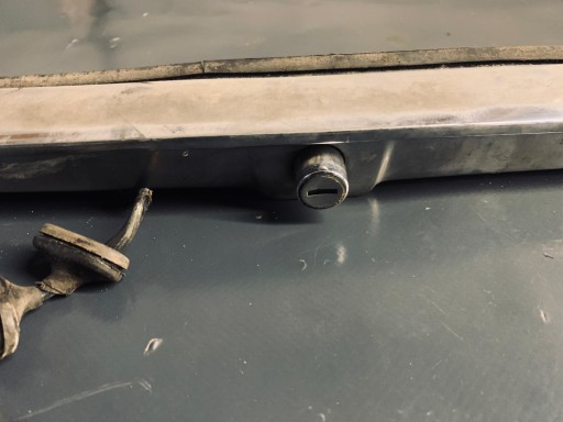 Mercedes W116 Задняя накладка, хром замок багажника