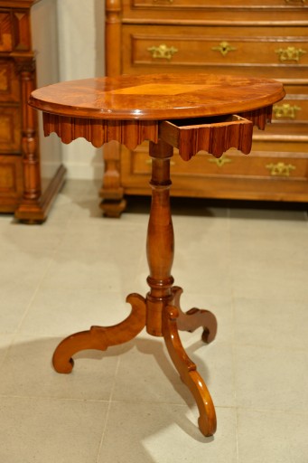 Кофейный столик BIEDERMEIER С ПЕРЕЛИВАЮЩЕЙСЯ СТОЛИЦЕЙ ок. 1830 г. Великолепно отреставрированный