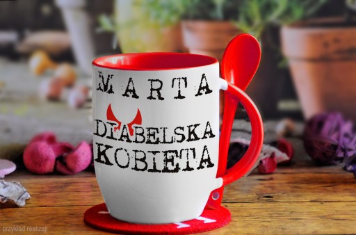 красочная кружка с принтом и ложкой