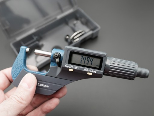 ЭЛЕКТРОННЫЙ МИКРОМЕТР из ABS 0–25 мм +/– 0,001 мм