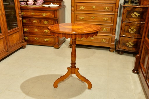 Кофейный столик BIEDERMEIER С ПЕРЕЛИВАЮЩЕЙСЯ СТОЛИЦЕЙ ок. 1830 г. Великолепно отреставрированный