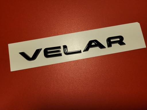 Эмблема Range Rover с надписью Velar