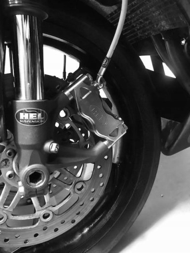 Четырехпоршневые радиальные суппорты HEL, как у Brembo.