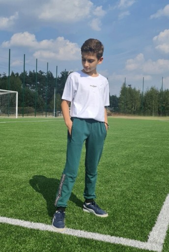 Chłopięce spodnie DRESOWE z LAMPASEM kieszenie na EKSPRES GAMET 128 butelka