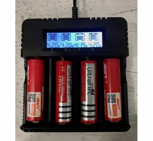ЗАРЯДНОЕ УСТРОЙСТВО ДЛЯ ЖКД 18650 26650 и другие 3,7-4,2В 3000мА