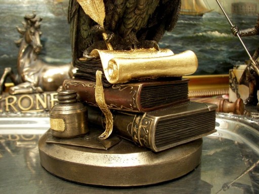 МУДРАЯ СОВА С ПЕРО НА КНИГАХ VERONESE GRAWER v