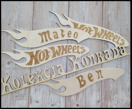 Табличка с логотипом HOT WHEELS, выгравировано ИМЯ РЕБЕНКА