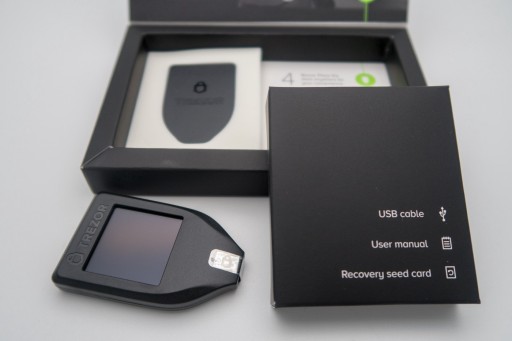 Криптовалютный кошелек Trezor T черный