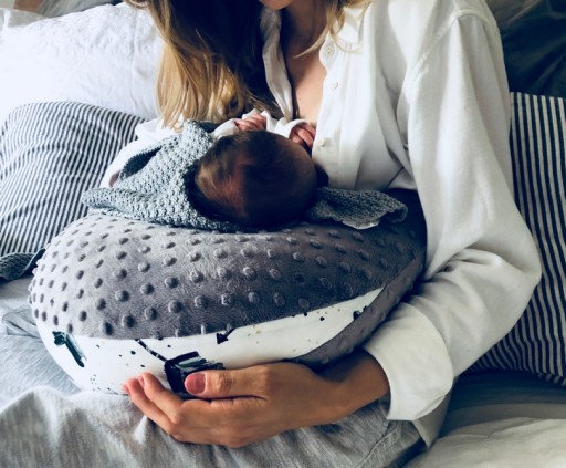 La Millou poduszka Kura Babci Dany Sunlover do karmienia spania