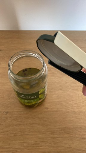 Металлическая банка и открывалка для бутылок
