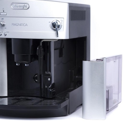 Кофемашина под давлением с насадкой для приготовления пены DeLonghi Magnifica ESAM 3200.S