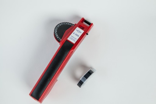Машина для тиснения этикеток MOTEX E505, красная, для 3D лент 6 и 9 мм