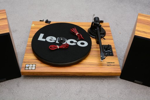 Проигрыватель Lenco LS-500 со встроенным усилителем