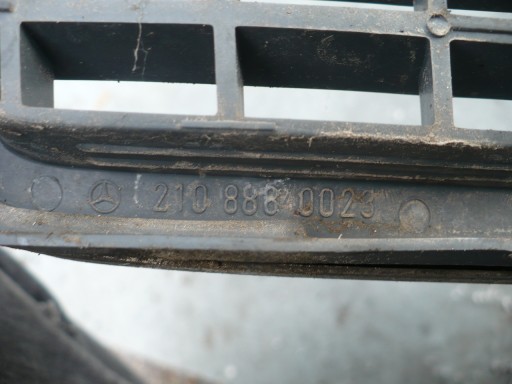 MERCEDES W210 РЕШЕТКА РАДИАТОРА A2108880023