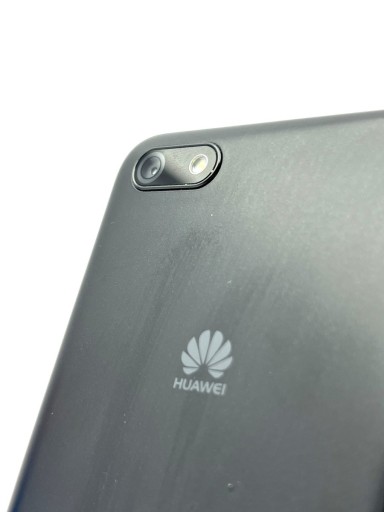 Смартфон Huawei Y5 2018 года.