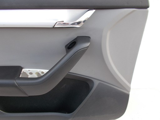 Обшивка левой передней двери на Skoda Octavia III.