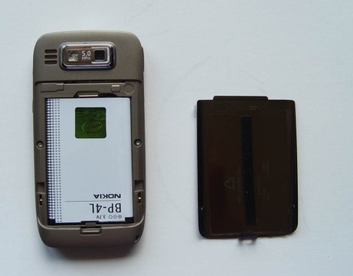 Мобильный телефон Nokia E72 128 МБ / 256 МБ 3G золотой