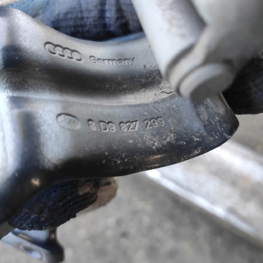 ПЕТЛИ ЗАДНИЕ КРЫШКИ SKODA OCTAVIA 1 COMBI 8D9827299