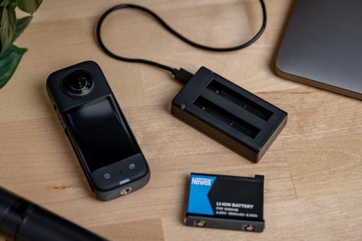 Двухканальное зарядное устройство Newell для Insta360 One X3