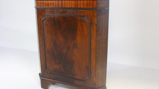 Угловая витрина из красного дерева, 1960-е/1970-е гг.