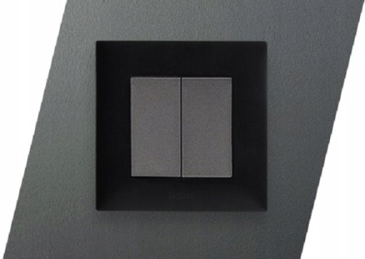 Legrand NILOE STEP Одинарная черная рамка