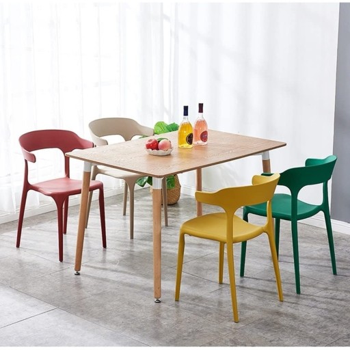 Ажурный стул в столовой отеля Red Scandian Bistro