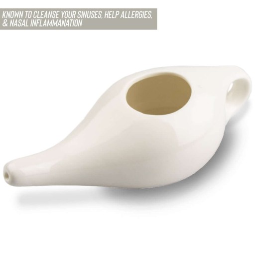 Керамический сосуд промывают с помощью Nasal Neti Pot.
