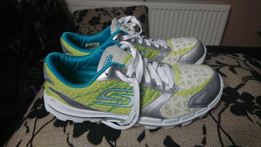 красивые туфли SKECHERS 40 27.0 GORUN 3 как новые