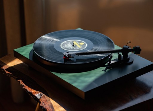 PRO-JECT DEBUT CARBON EVO MM Проигрыватель ORTOFON 2M RED SATIN GREEN
