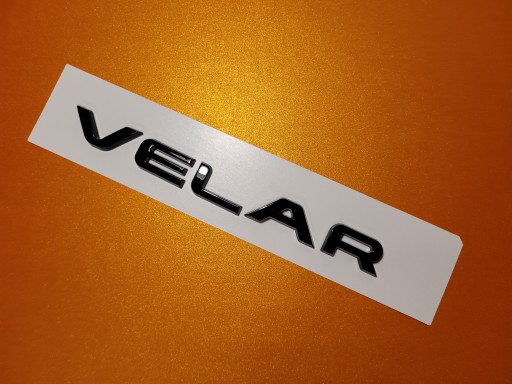 Эмблема Range Rover с надписью Velar