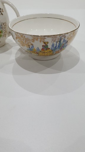 Старинная фарфоровая сахарница и молочник.