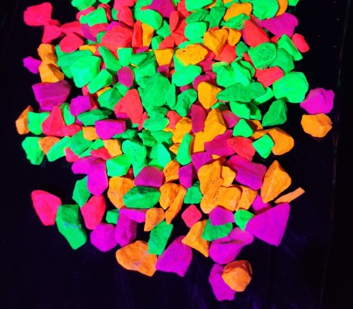 ŚWIECĄCE KAMIENIE W UV FLUORESCENCYJNE 20 sztuk KAMYCZKI OZDOBNE DO WYBORU