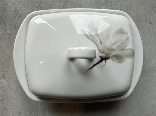 MASELNICA LUBIANA MASELNICZKA POJEMNIK NA MASŁO OSEŁKE PRZYKRYWKĄ PORCELANA