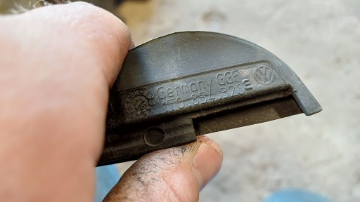 VW TOURAN И ПРАВАЯ НАКЛАДКА ВЕТРОВОГО СТЕКЛА 1T0854328