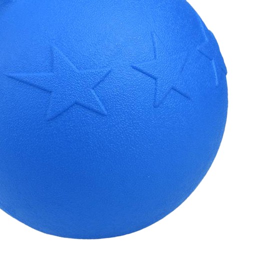 Лошадь играет в мяч с фруктовым ароматом для домашних животных