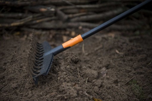 Грабли Fiskars Solid RAKE для газона LEAVES 1,65 м 1014812
