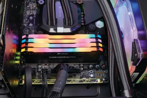 Память DDR4 Vengeance RGB PRO 32 ГБ/3600 (2x16 ГБ)