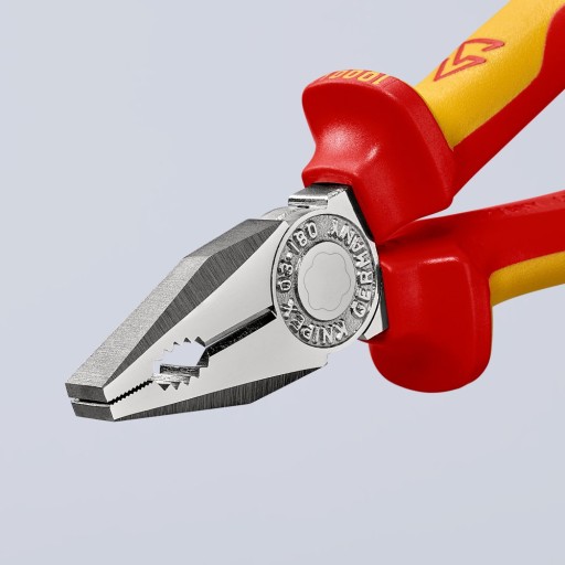 Изолированные комбинированные клещи KNIPEX 03 06 180