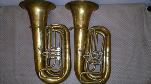 Tuba Basowa w stroju 